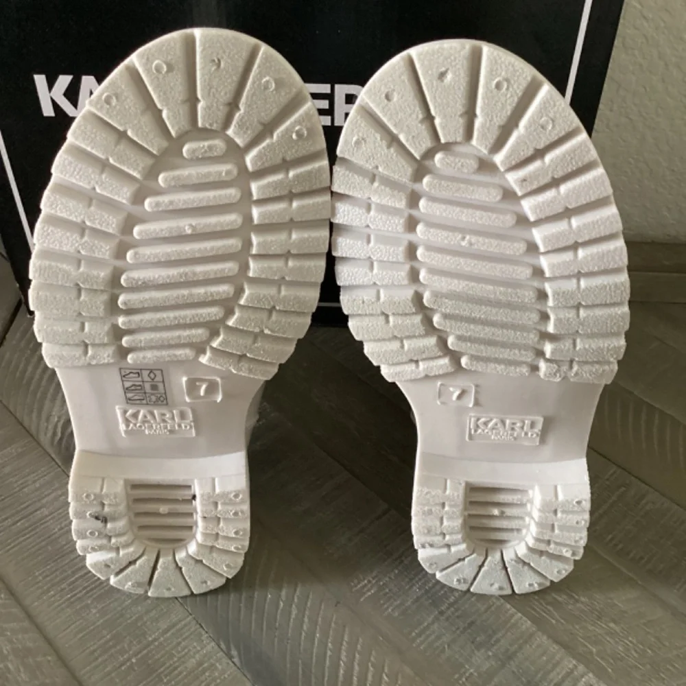 KARL LAGERFELD PARIS Topanga Embellished Rain Booties, size 7 - Picture 9 of 14